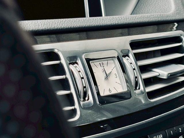 全車原漆  里程僅跑3萬多公里 車況非常漂亮 看照片就知道 不管是內裝配備、外觀該有的舒適與實用性都顧到了  第13張相片