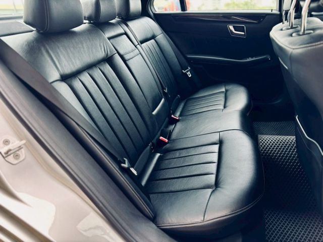 全車原漆  里程僅跑3萬多公里 車況非常漂亮 看照片就知道 不管是內裝配備、外觀該有的舒適與實用性都顧到了  第15張相片