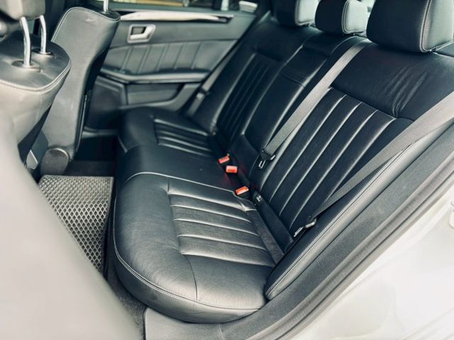 全車原漆  里程僅跑3萬多公里 車況非常漂亮 看照片就知道 不管是內裝配備、外觀該有的舒適與實用性都顧到了  第16張相片