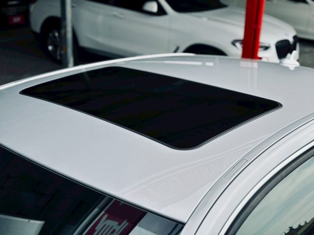 全車原漆  里程僅跑3萬多公里 車況非常漂亮 看照片就知道 不管是內裝配備、外觀該有的舒適與實用性都顧到了  第17張相片