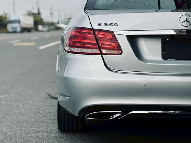 全車原漆  里程僅跑3萬多公里 車況非常漂亮 看照片就知道 不管是內裝配備、外觀該有的舒適與實用性都顧到了  第18張相片