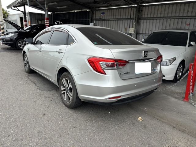 恆溫 定速 天窗 倒車顯影 渦輪動力 僅跑5萬多公里 里程保證 全車原鈑件  第2張相片