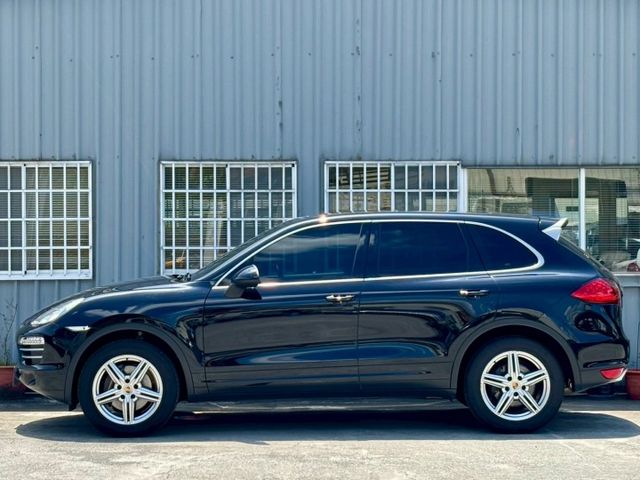 〈台南太星汽車〉白金限定版 金屬璽玉黑車漆 Black/Red雙色內裝套件  第2張相片