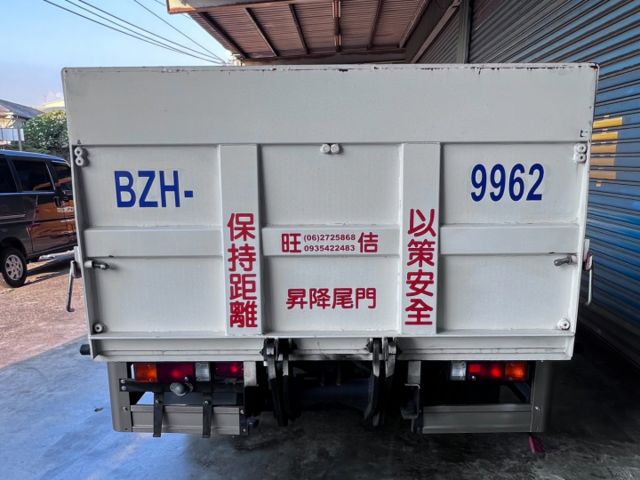 14呎，定速，車道偏移，ABS，升降尾門，跑超少~  第5張相片