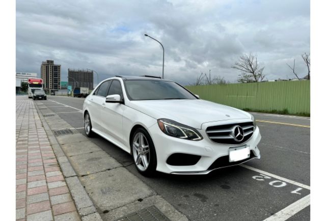 w212 AMG 全景天窗 Ｈ/Ｋ音響 電熱椅 腳踢電動尾門 自動轉向頭燈  第2張相片