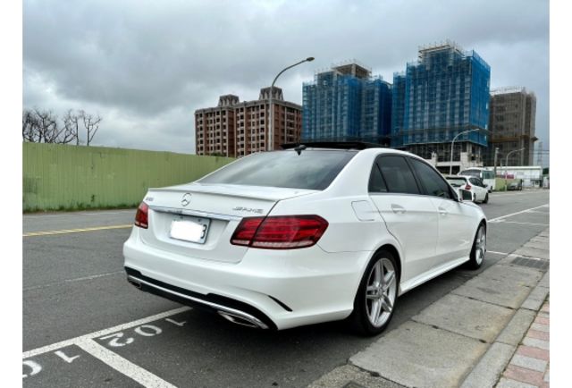 w212 AMG 全景天窗 Ｈ/Ｋ音響 電熱椅 腳踢電動尾門 自動轉向頭燈  第4張相片