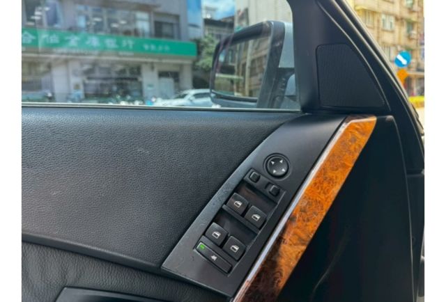 E60 523i 六缸自然進氣 ikey 天窗 電調記憶椅  第9張相片