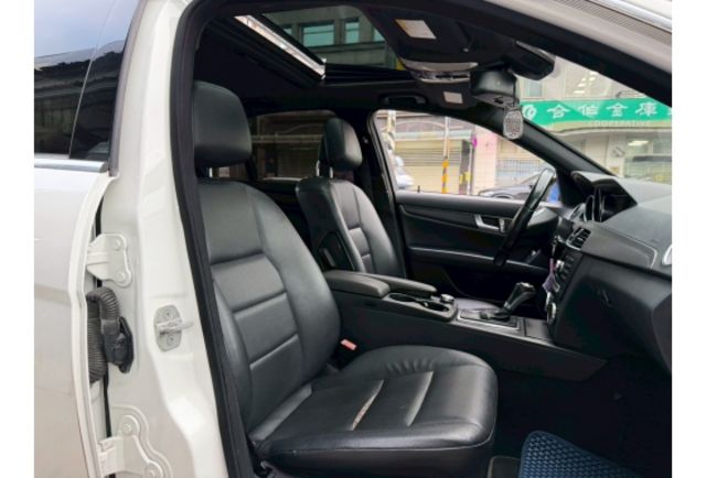 M-Benz C-Class Coupe 2013款 C250 白色  第9張相片