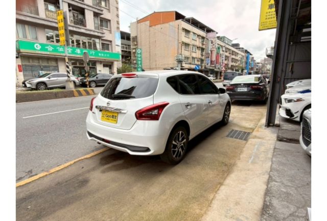 2022 Nissan Tiida 5D 旗艦版 白色  第4張相片