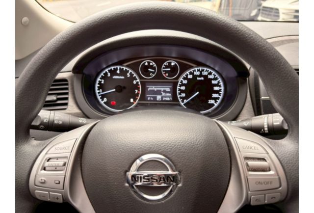 2022 Nissan Tiida 5D 旗艦版 白色  第8張相片