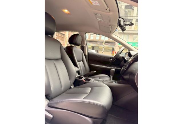 2022 Nissan Tiida 5D 旗艦版 白色  第9張相片