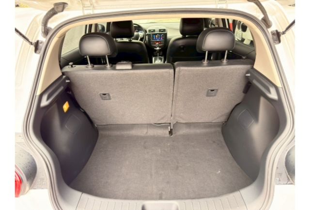 2022 Nissan Tiida 5D 旗艦版 白色  第14張相片