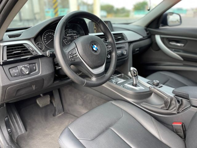 BMW寶馬 318D SEDAN  第11張相片