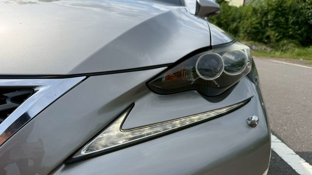LEXUS凌志 IS 300H  第13張相片