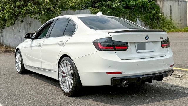 BMW寶馬 318D SEDAN  第2張相片