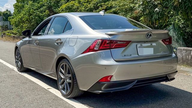 LEXUS凌志 IS 300H  第2張相片
