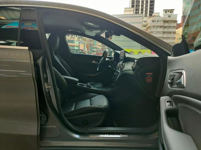 2016年領牌M-Benz CLA200  第8張相片