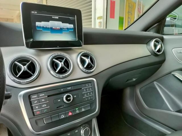 2016年領牌M-Benz CLA200  第13張相片