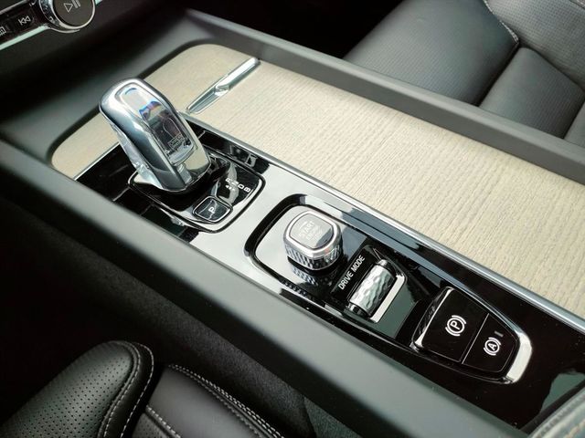 2018 Volvo XC60 T8  第15張相片