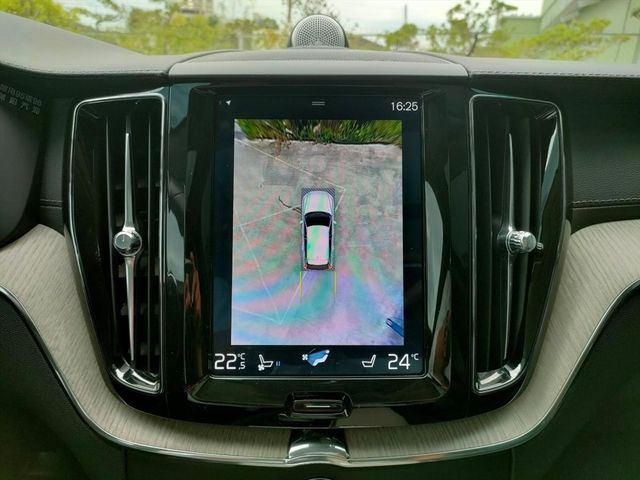 2018 Volvo XC60 T8  第20張相片