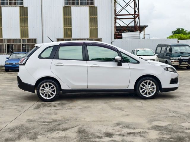 雙安全氣囊/免持I KEY/倒車雷達/電動尾門/里程保證/YES認證/全車原鈑件/原廠保固中  第4張相片
