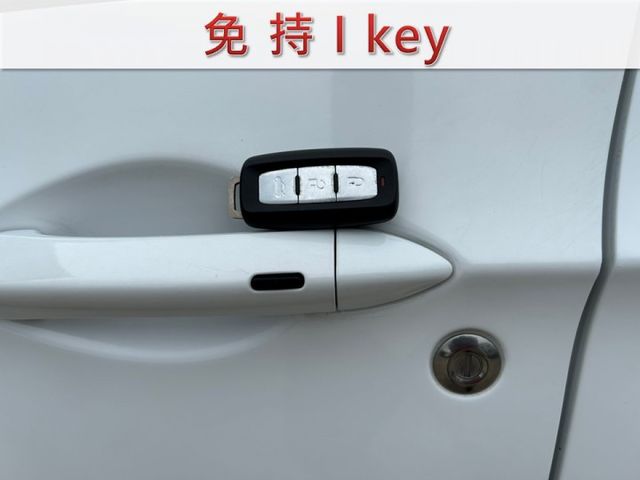 雙安全氣囊/免持I KEY/倒車雷達/電動尾門/里程保證/YES認證/全車原鈑件/原廠保固中  第11張相片