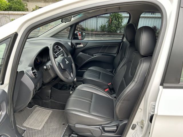 雙安全氣囊/免持I KEY/倒車雷達/電動尾門/里程保證/YES認證/全車原鈑件/原廠保固中  第14張相片