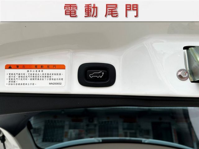 雙安全氣囊/免持I KEY/倒車雷達/電動尾門/里程保證/YES認證/全車原鈑件/原廠保固中  第17張相片