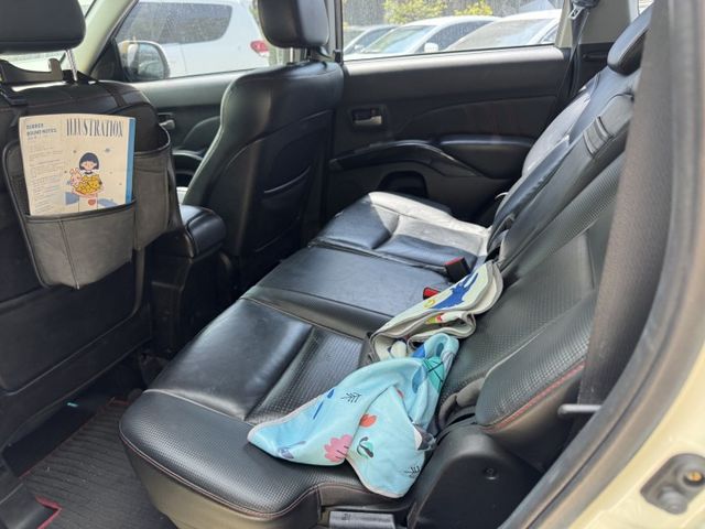 『老闆!需要大空間嗎?有預算要求嗎? 這台推薦給您!! 』 IO版 原鈑件 僅跑十萬 車況漂亮 妥善率優良  第4張相片