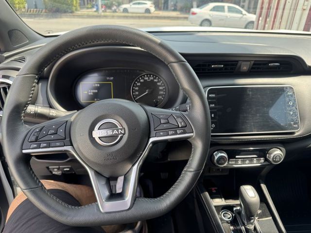 最美CUV - 限量樂咖特仕版 | 一手車 | 原鈑件 | 低里程 | 僅跑五千多公里 新車保固!  第5張相片