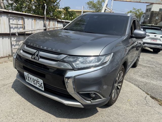 【新入庫整備中 歡迎您來電預約賞車】四輪驅動旗艦 一手車 原鈑件 僅跑8.1萬 原廠保養  第1張相片