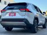 ☾要省油?科技?安全?環景?動力?又要空間大?!☽ 這台油電RAV4 塔哩傳便便!! 里程低、原鈑件、年份新、一手車  第6張縮圖
