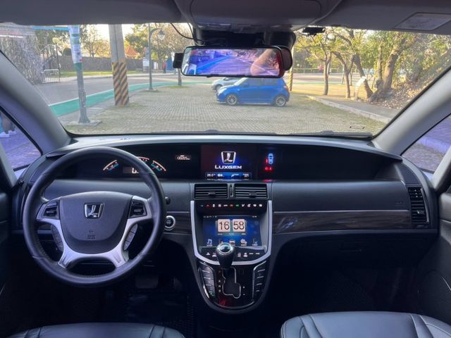 LMPV 福祉車 旗鑑版 HID頭燈、環景系統、電動側滑門、定速、車道變換轉助系統、伸縮式斜坡板  第2張相片