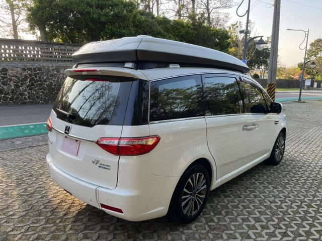 LMPV 福祉車 旗鑑版 HID頭燈、環景系統、電動側滑門、定速、車道變換轉助系統、伸縮式斜坡板  第8張相片