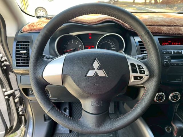 IO版 車況佳 無待修 外表、內裝整潔 里程保證  第9張相片