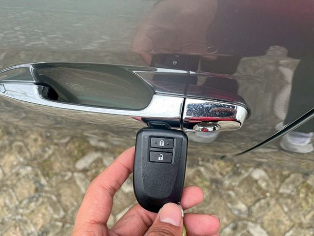 豪華版 I-KEY 恆溫 鋁圈 Push Start 倒車顯影 衛星導航  第4張相片