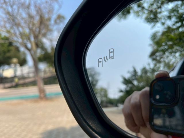 GR SPORT 獨立雙A臂懸吊 ACA主動轉向輔助 17吋鋁圈 ACC跟車 I-KEY 雙前跑車座椅 盲點偵測 定速  第16張相片