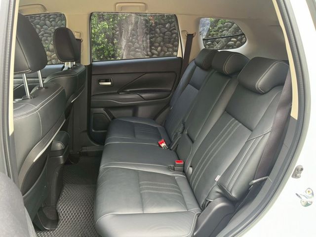 前後行車記錄器 無線車充 APPLE CAR PLAY 後座前後滑移/傾角調整 最便宜的休旅車 空間大 安全性高  第4張相片