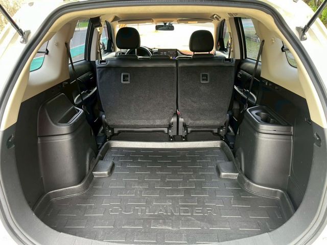 前後行車記錄器 無線車充 APPLE CAR PLAY 後座前後滑移/傾角調整 最便宜的休旅車 空間大 安全性高  第14張相片