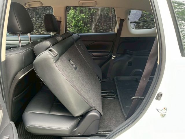 前後行車記錄器 無線車充 APPLE CAR PLAY 後座前後滑移/傾角調整 最便宜的休旅車 空間大 安全性高  第15張相片