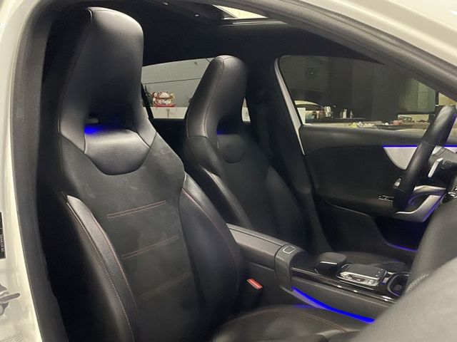 進口小型車/AMG套件/AMG方向盤/AMG18吋輪圈/自動停車/全景天窗/倒車顯影  第10張相片
