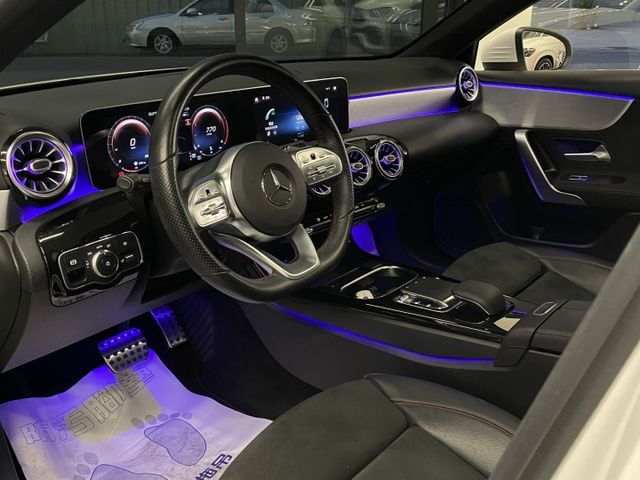 進口小型車/AMG套件/AMG方向盤/AMG18吋輪圈/自動停車/全景天窗/倒車顯影  第12張相片