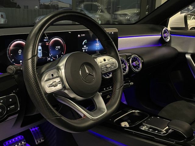 進口小型車/AMG套件/AMG方向盤/AMG18吋輪圈/自動停車/全景天窗/倒車顯影  第13張相片