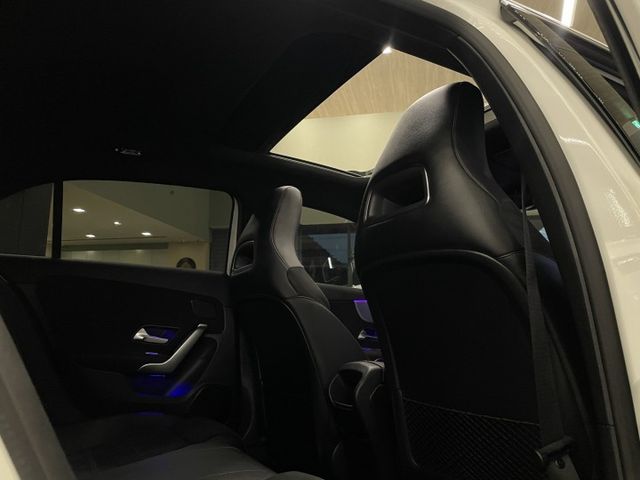 進口小型車/AMG套件/AMG方向盤/AMG18吋輪圈/自動停車/全景天窗/倒車顯影  第16張相片