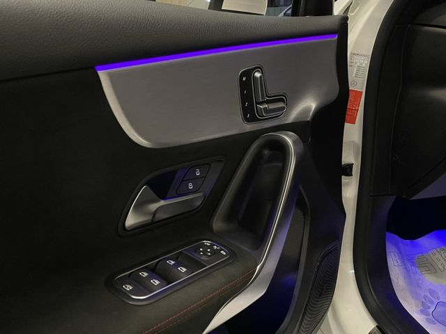 進口小型車/AMG套件/AMG方向盤/AMG18吋輪圈/自動停車/全景天窗/倒車顯影  第17張相片