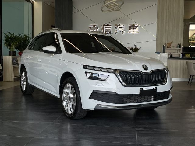 動能版/超低里程僅跑6000公里/ACC/車偏/防滑/I-KEY/摸門/盲點/電尾門/CarPlay  第1張相片