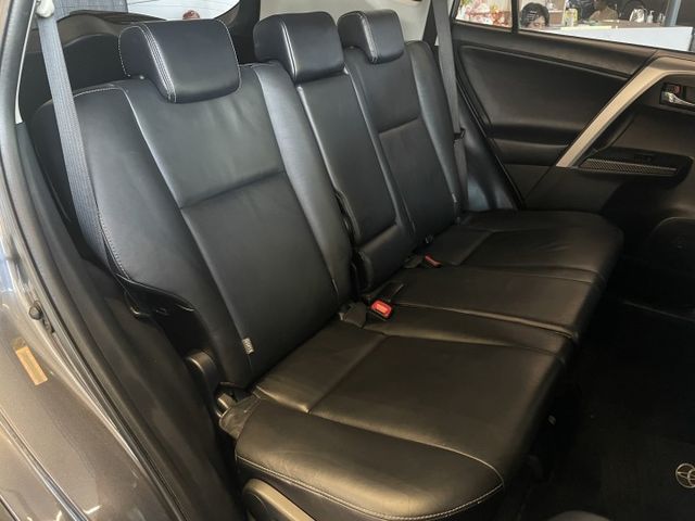 旅行式/定速/方向盤快控/分區空調/倒車雷達/駕駛座電動椅/電動後視鏡/摸門  第9張相片