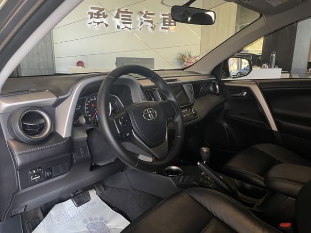 旅行式/定速/方向盤快控/分區空調/倒車雷達/駕駛座電動椅/電動後視鏡/摸門  第11張相片