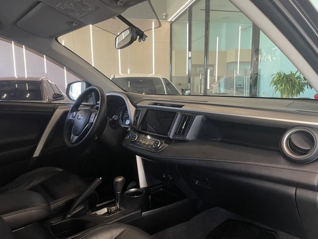 旅行式/定速/方向盤快控/分區空調/倒車雷達/駕駛座電動椅/電動後視鏡/摸門  第12張相片