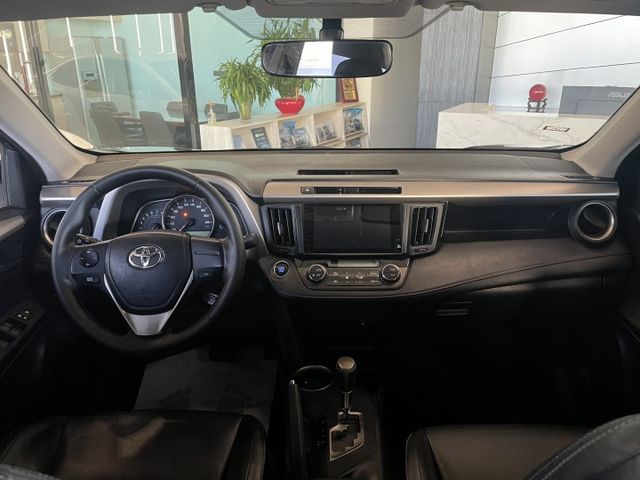 旅行式/定速/方向盤快控/分區空調/倒車雷達/駕駛座電動椅/電動後視鏡/摸門  第13張相片